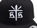 Gorra yupoong “Cruz Clásica” bco/neg