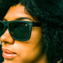 Lente “God is love” Negro mate.