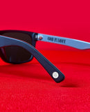 Lente “God is love” Negro mate.